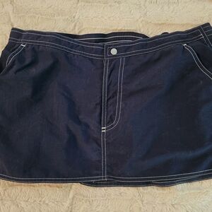 Beach House Swim Short, Size 8, Navy & White Trim, Pockets